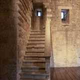 Da qui, attraverso una scala in pietra...
